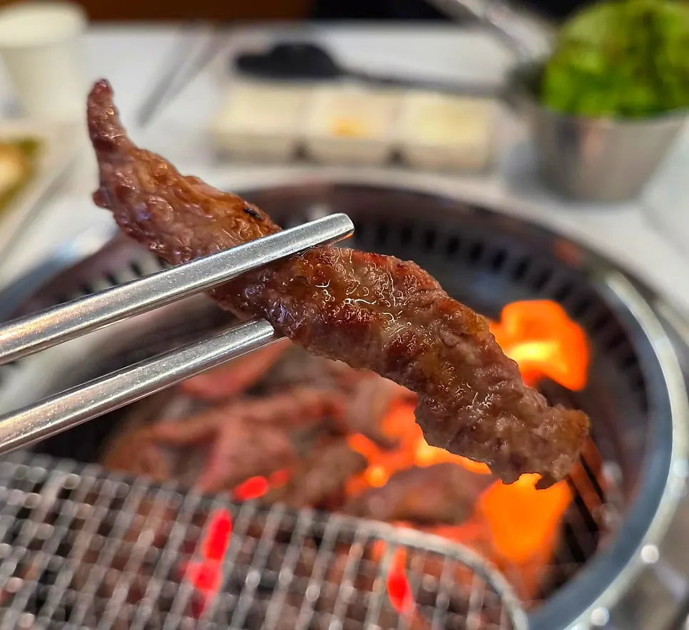 숯불에 올린 소갈비살