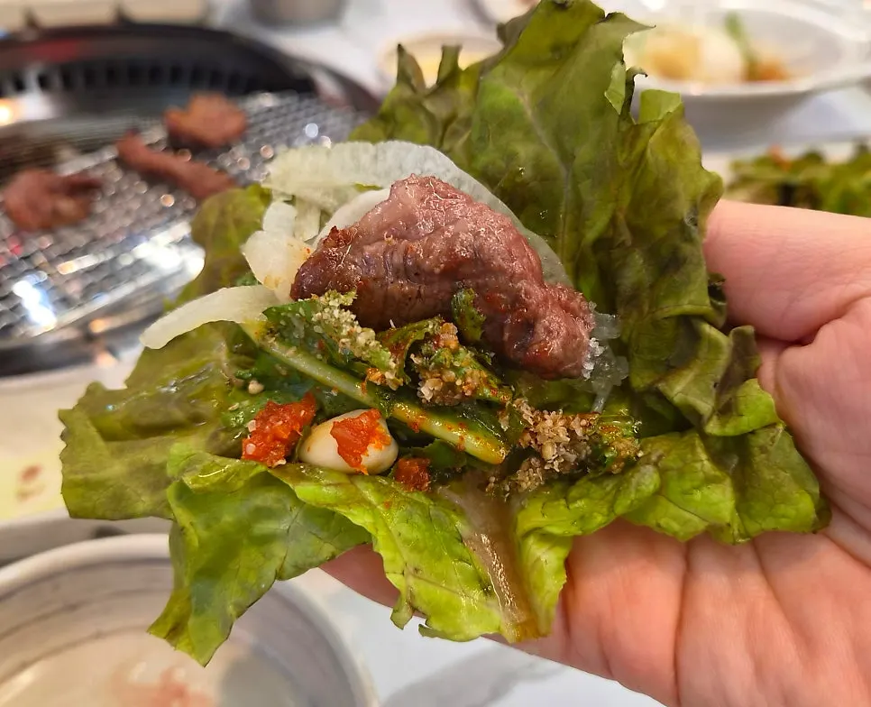 구워진 소갈비살 한 점