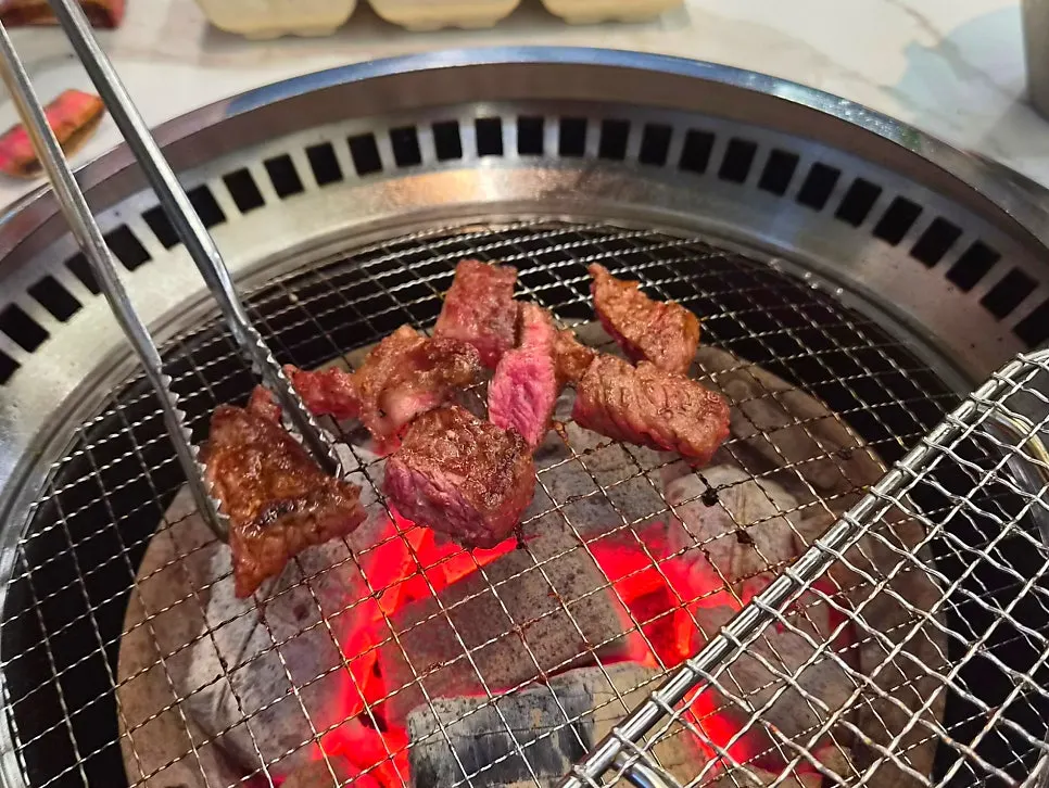두툼한 생 꽃갈비 굽는 모습