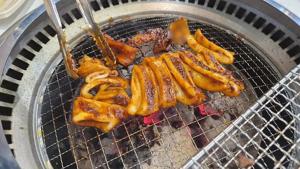 고기판에 구운 통오징어양념구이