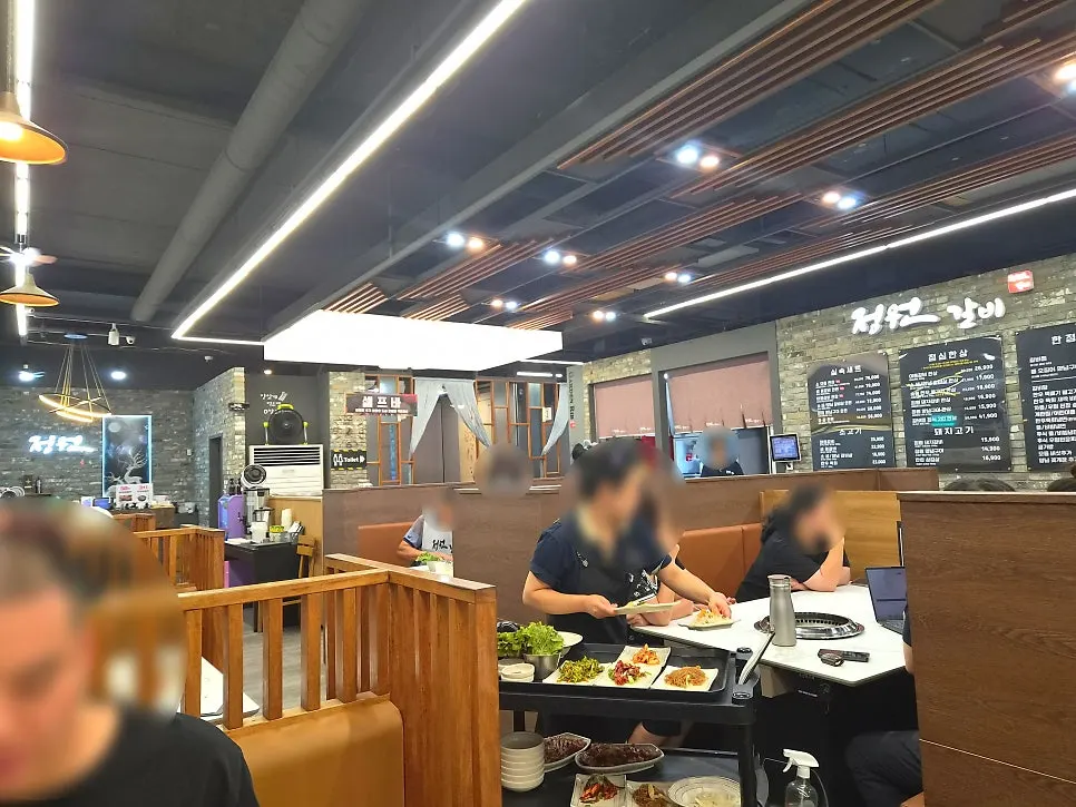 손님이 들어찬 정원갈비 홀 전경