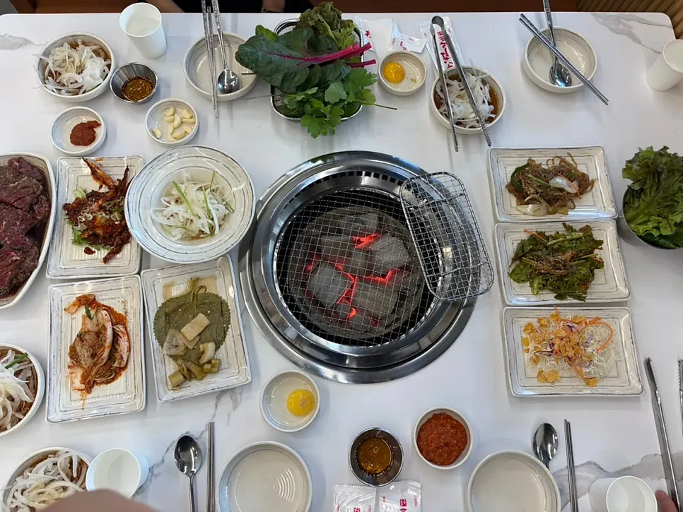 고기 굽기 전 세팅된 테이블