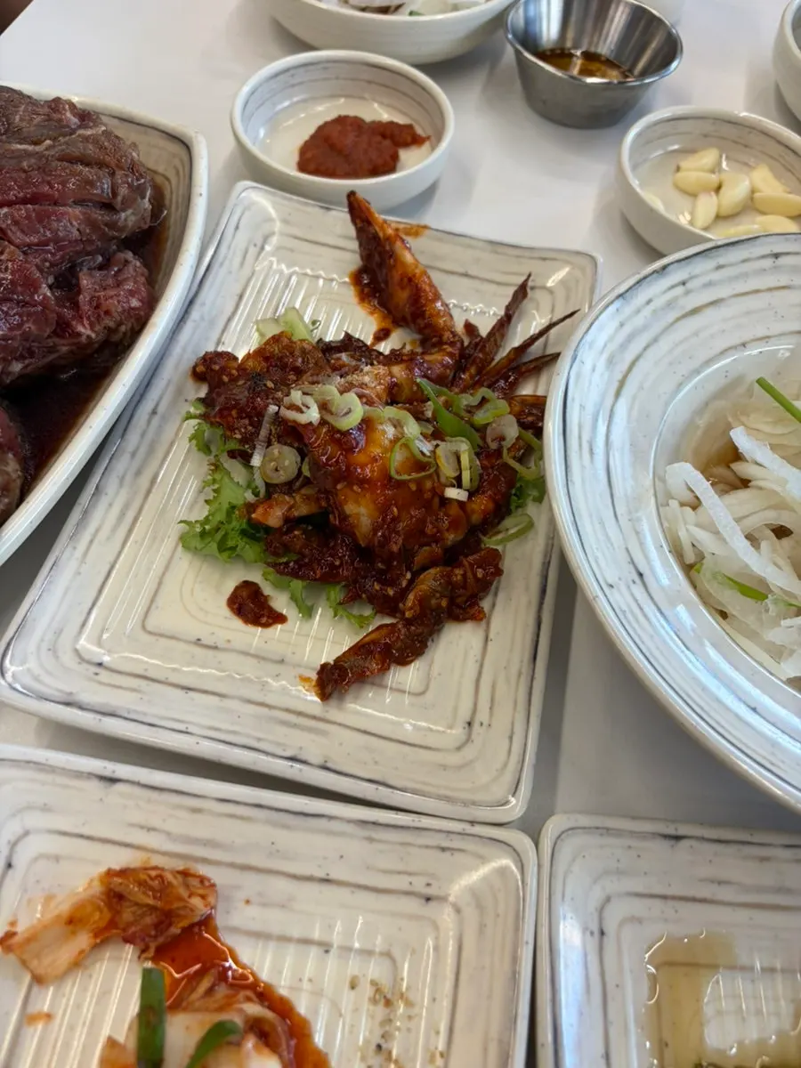 양념게장과 잡채 등 기본 반찬 한 상