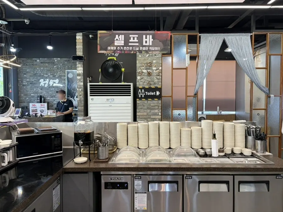 야채와 쌈채소가 준비된 셀프바