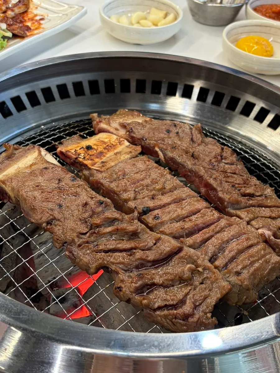 불판에 올린 양념 이동갈비