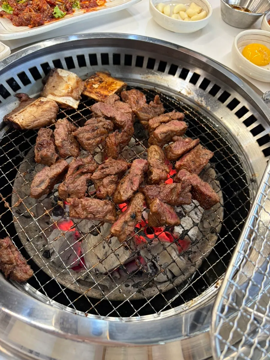 노릇하게 익어가는 이동갈비