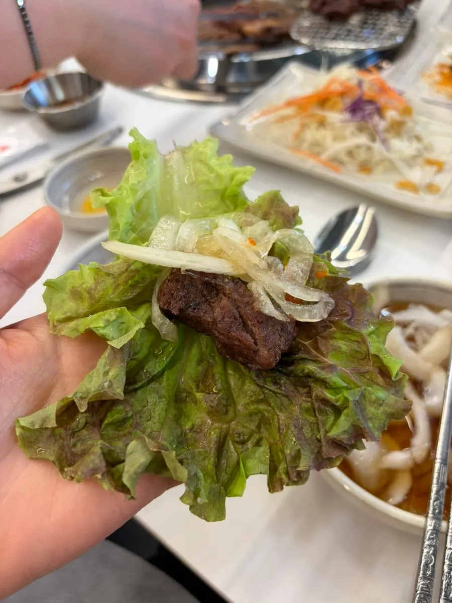 반찬과 소금을 곁들인 이동갈비