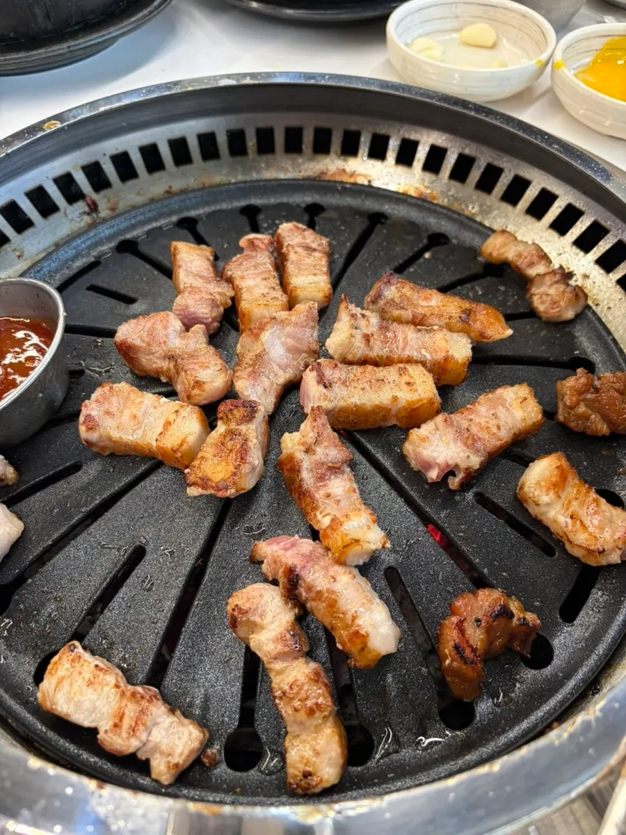 불판에 구워지는 한돈삼겹살