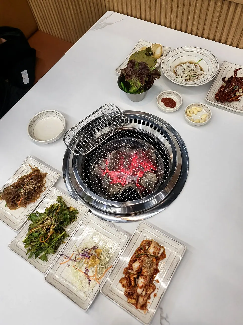 잡채와 양념게장이 포함된 기본찬 한상