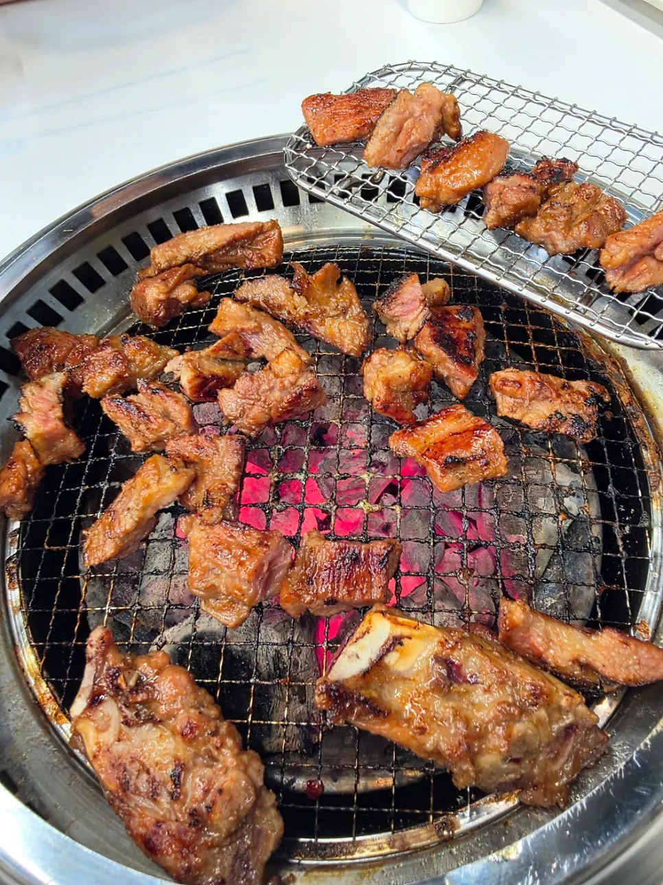 숯불 위에서 노릇하게 익는 돼지갈비