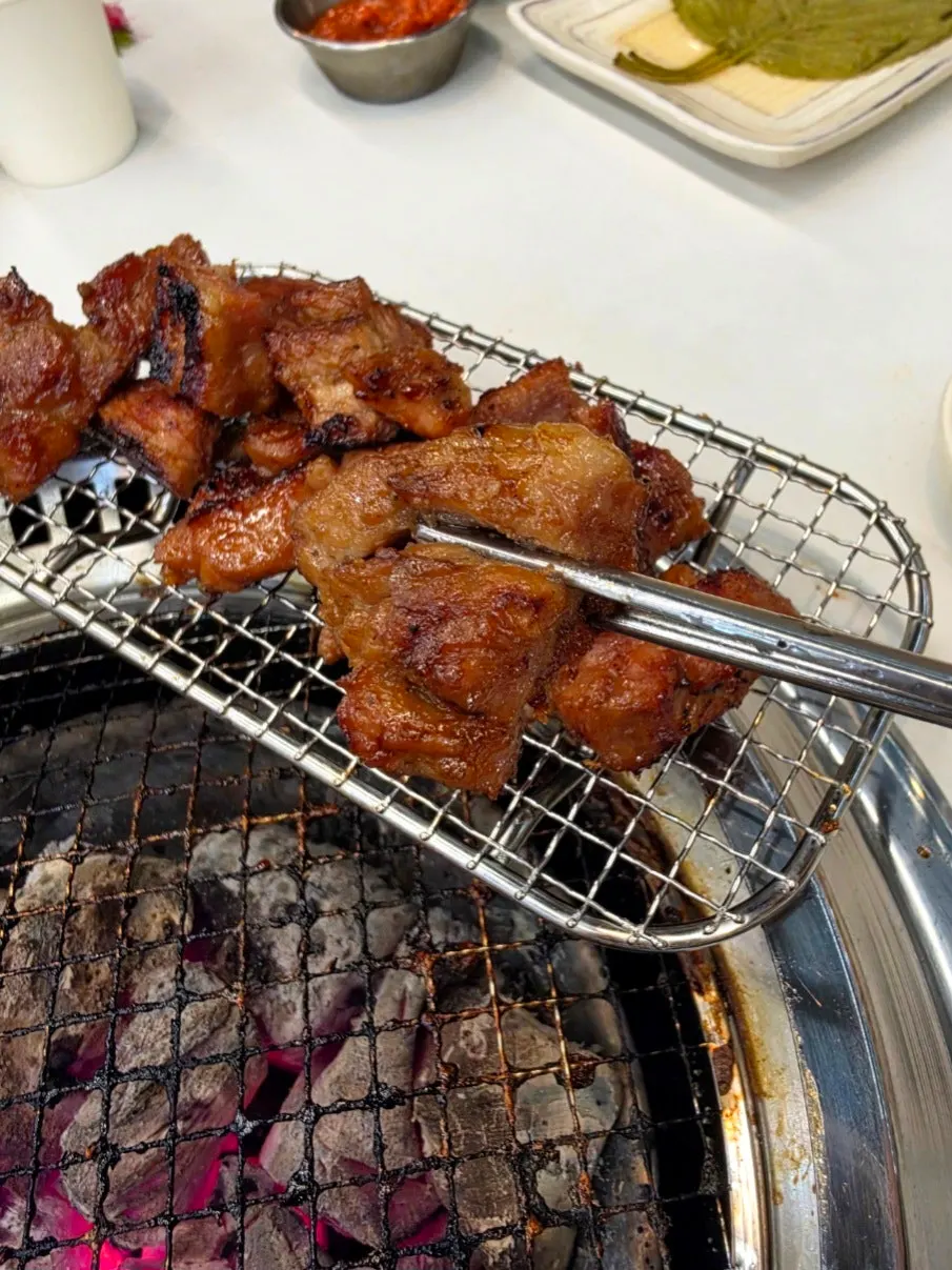 다 구워진 돼지갈비 클로즈업