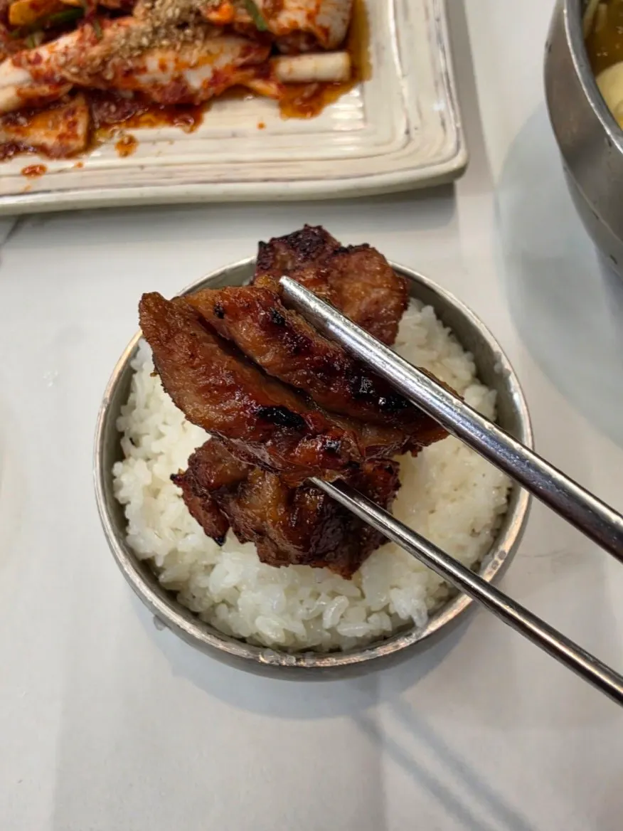 겉절이와 함께 먹는 돼지갈비