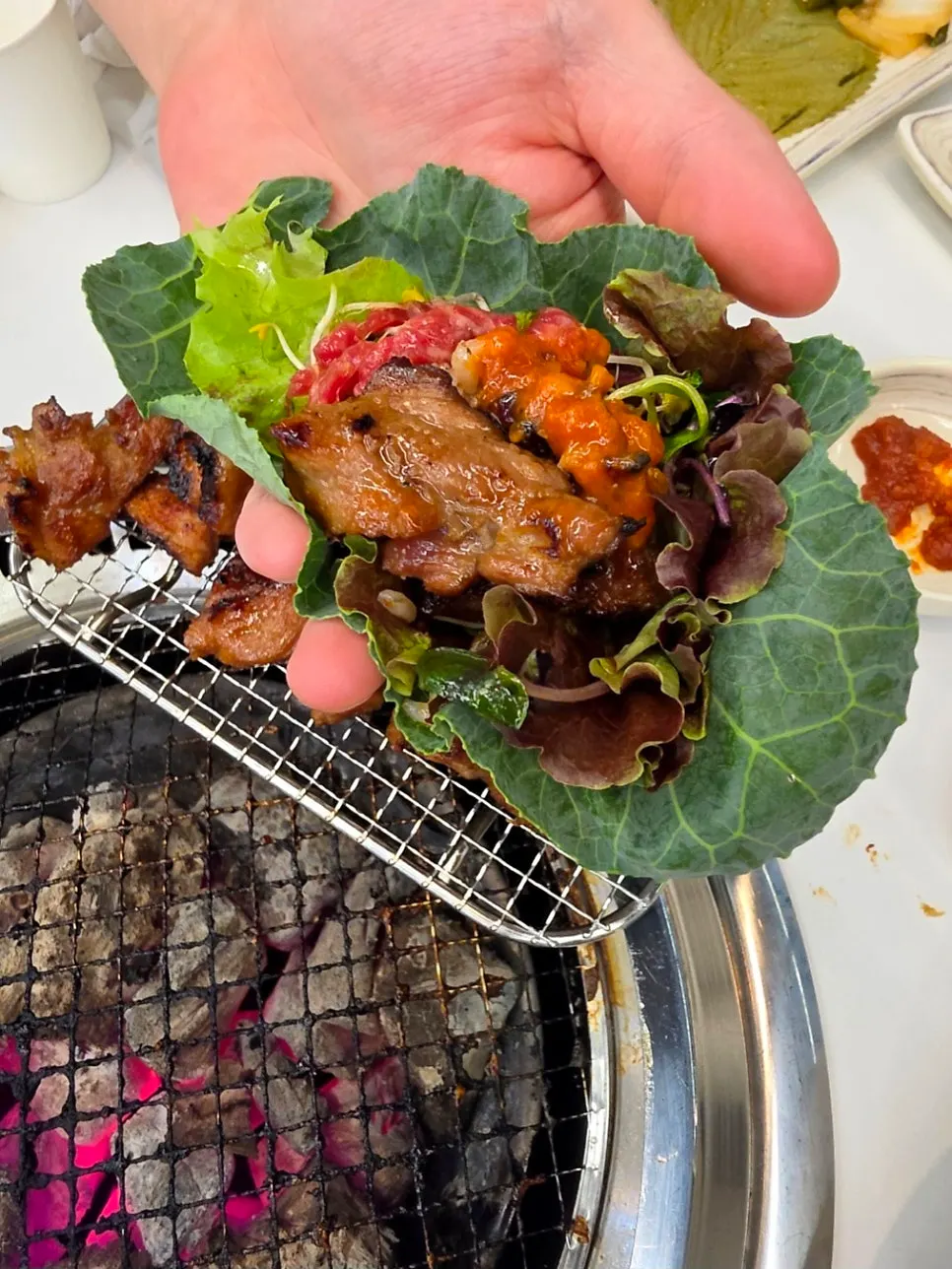양파절임과 쌈장을 곁들인 갈비 한 점