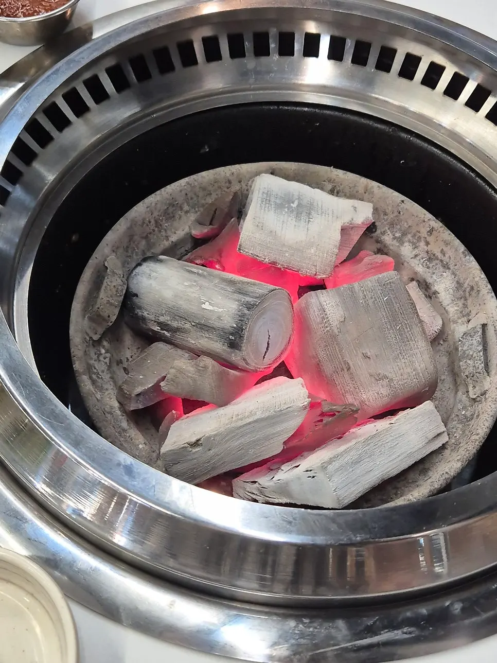 고기 나오기 전 세팅된 불판과 반찬