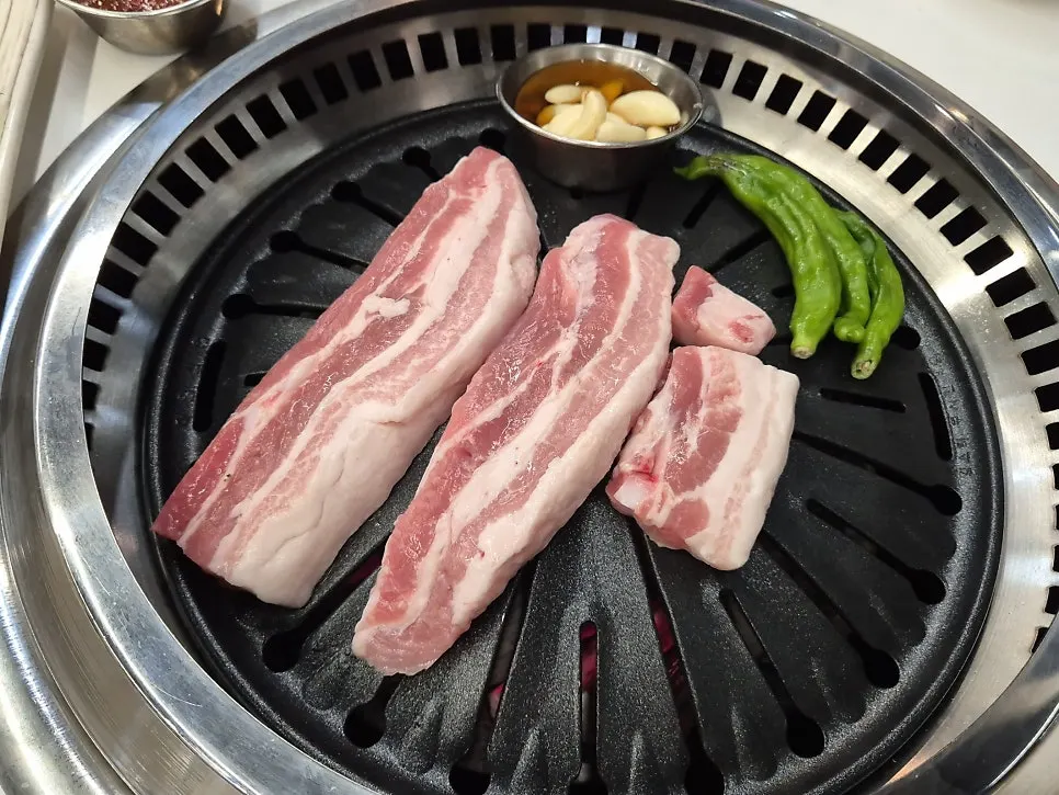 고기 상차림 전체가 보이는 테이블