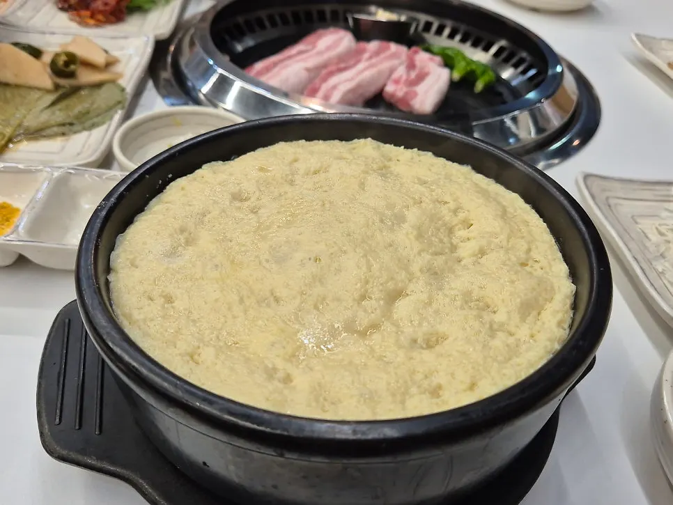 두툼한 한돈삼겹살 2인분 생고기 접시