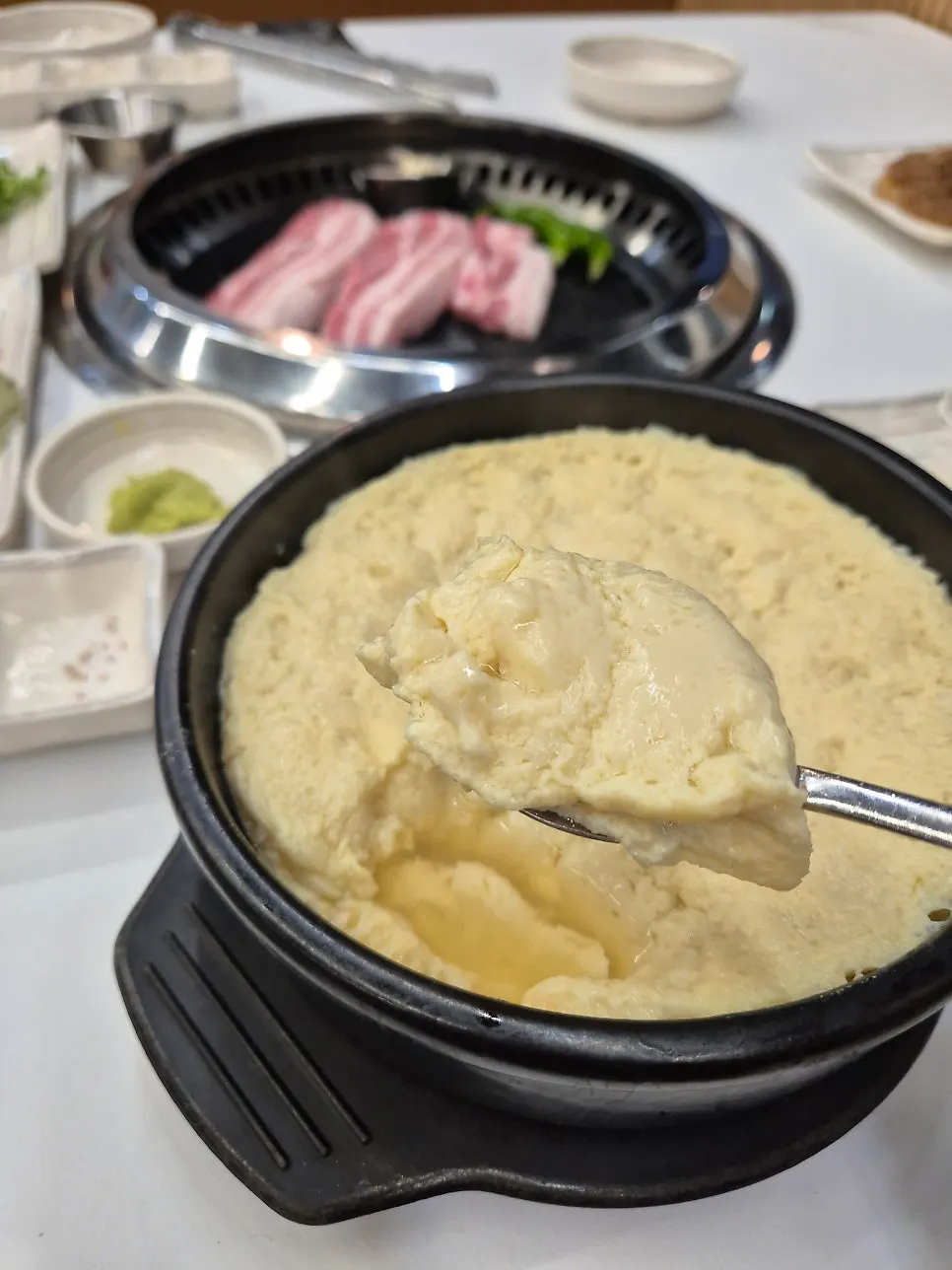 불판에 올린 한돈삼겹살