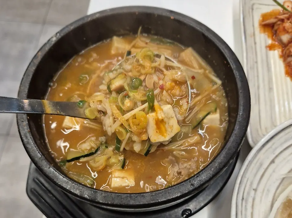 상추, 깻잎, 근대, 당귀가 담긴 쌈채소 접시