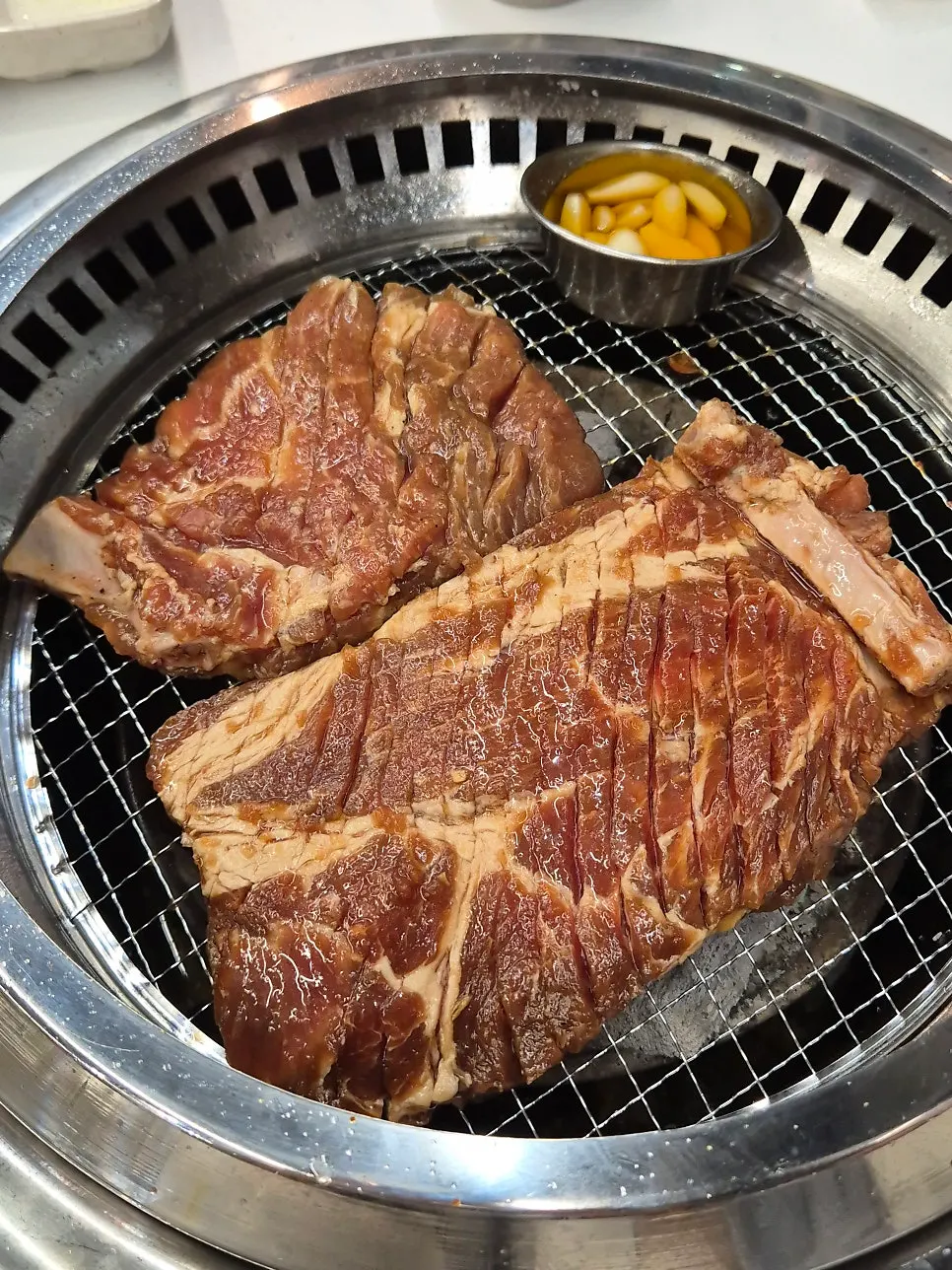 정원돼지갈비와 정원양념구이 양념고기 접시