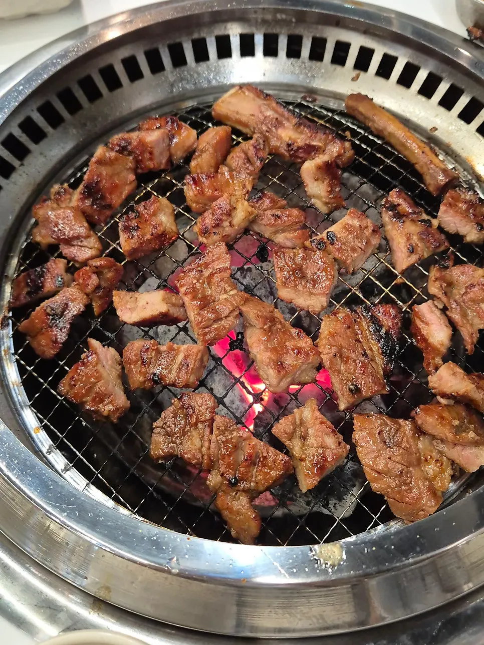 석쇠에 펼쳐 올린 양념고기