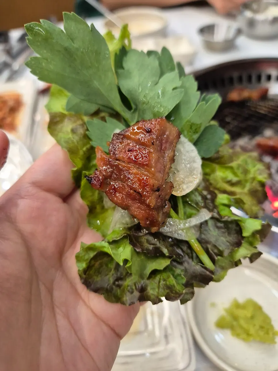 노릇하게 구워지는 정원돼지갈비