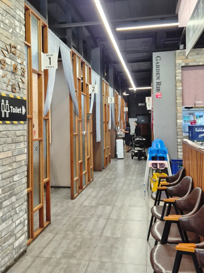 Spacious hall with group seating at Jeongwon Galbi Gimpo Main Branch