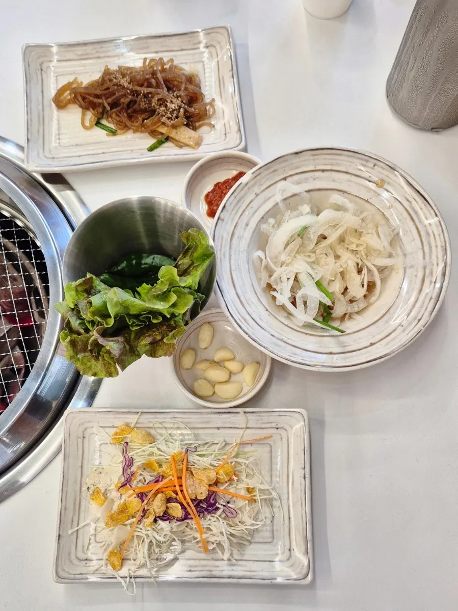 Assorted basic side dishes served with the meat
