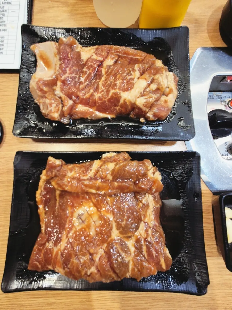 주문한 돼지갈비와 양념구이 생고기 접시