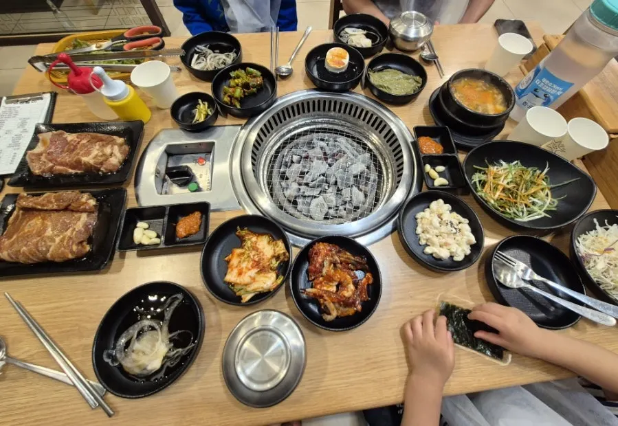 돼지갈비와 냉면, 된장찌개가 차려진 테이블