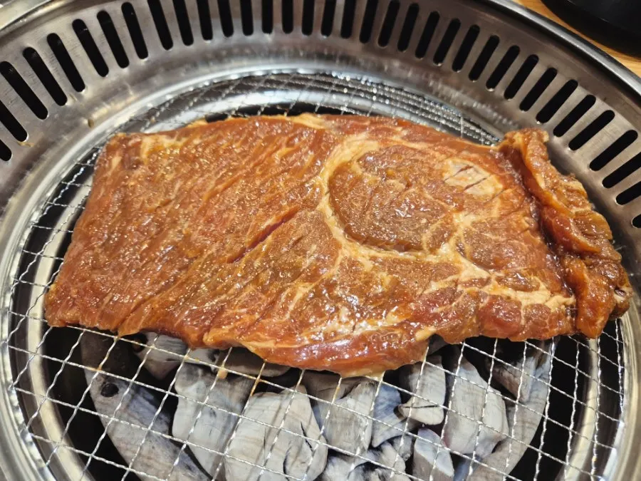 숯불 위에 올린 양념구이