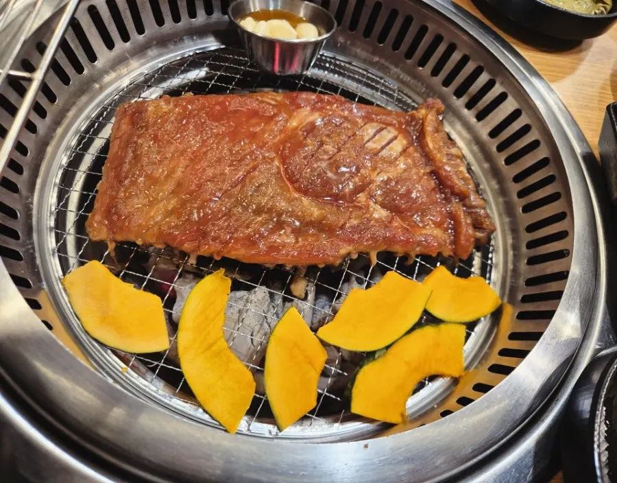 숯불에 함께 구운 단호박과 마늘 기름종지