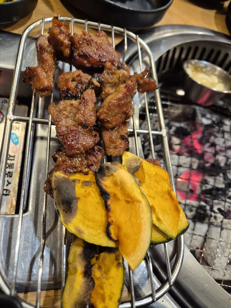노릇하게 익은 돼지갈비 불판