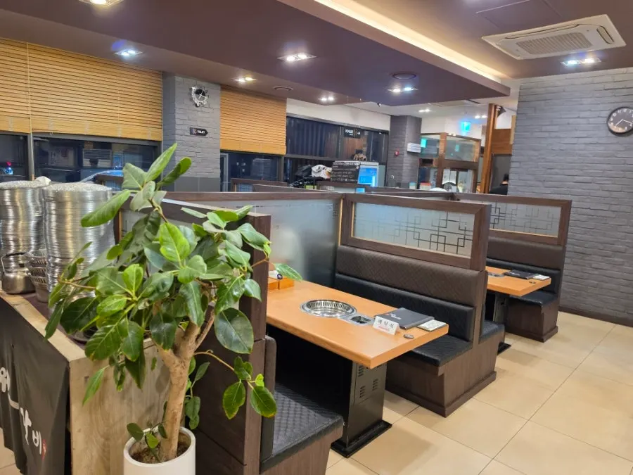 First-floor hall at Jeongwon Galbi with separated tables