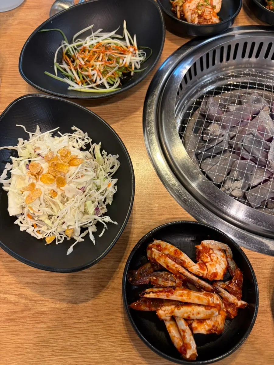 Side dishes served with the Jeongwon seasoned galbi