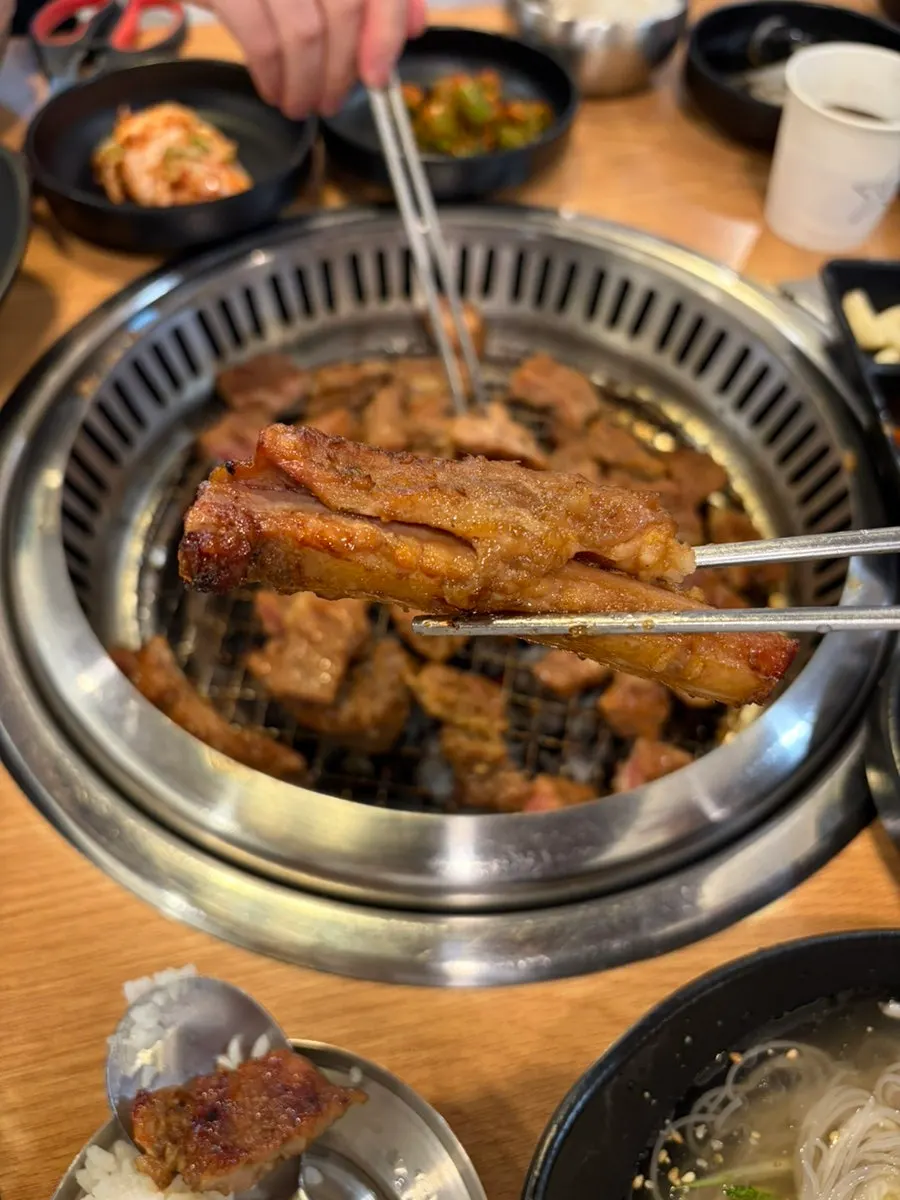 Thick meat clinging to the galbi bone
