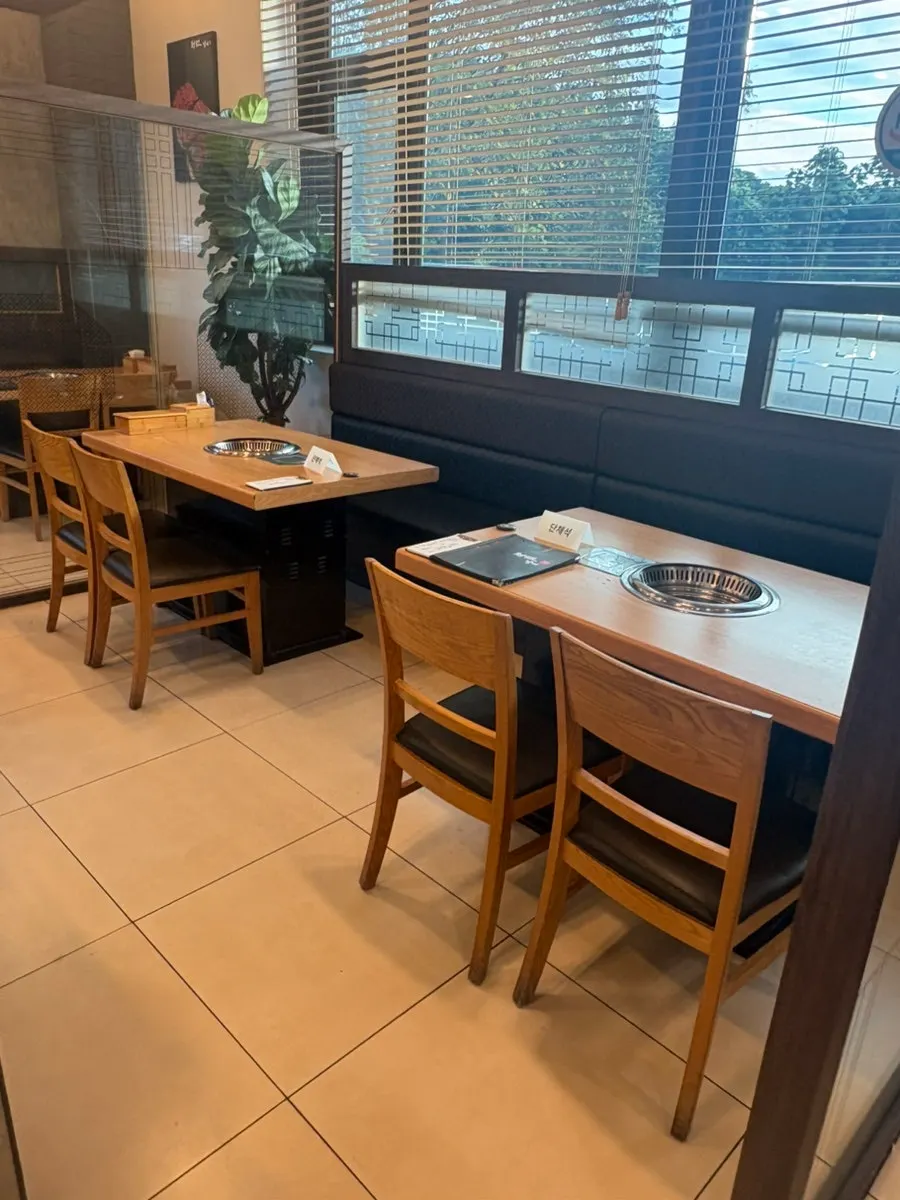 Table seating with partitions