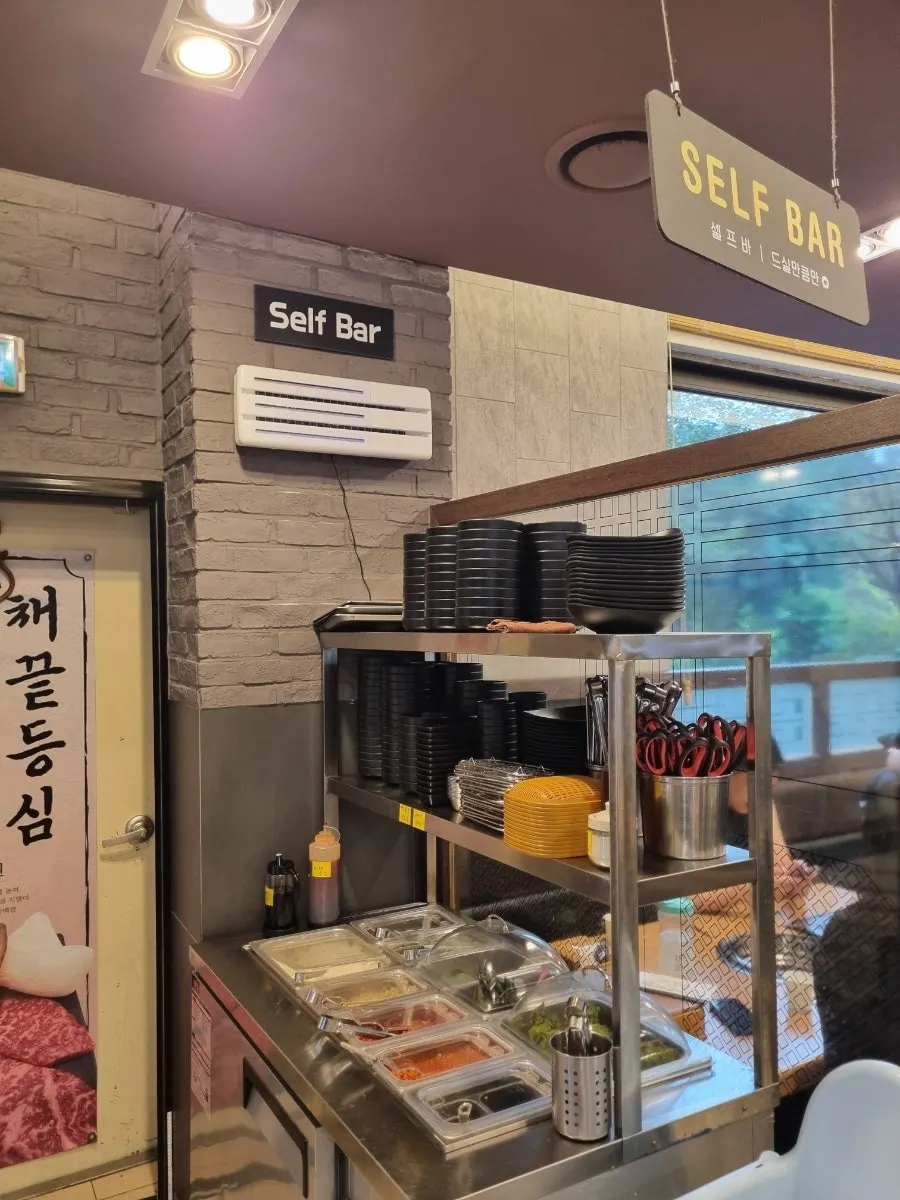 밑반찬과 쌈야채가 놓인 셀프바