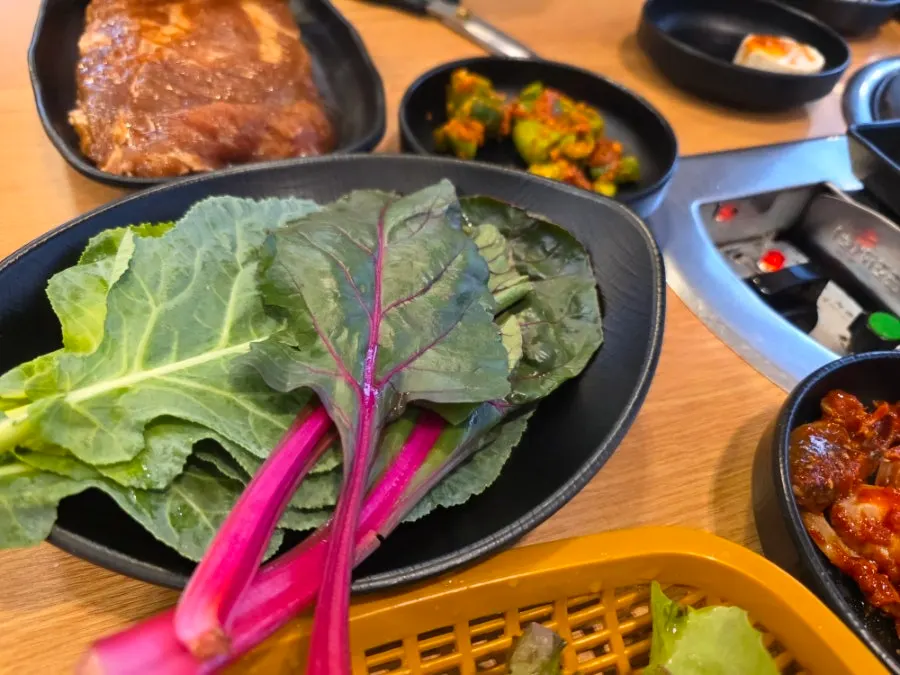 상큼한 밑반찬이 차려진 테이블