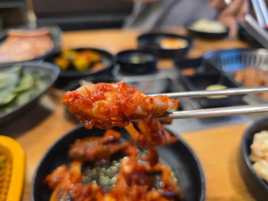 밑반찬과 쌈야채가 깔린 식사 준비 상