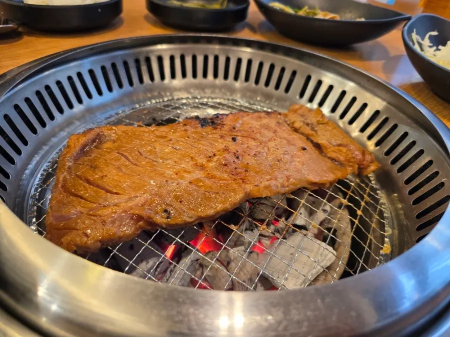 숯불 위에 올린 정원갈비 2인분