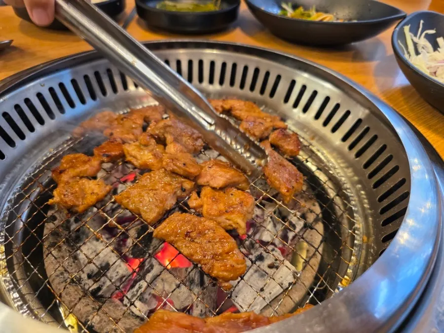 연통 없는 숯불 화로에서 굽는 양념 돼지갈비