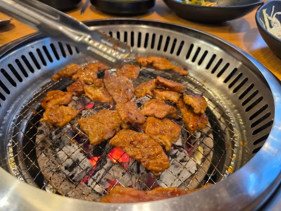 가위로 자른 양념 돼지갈비