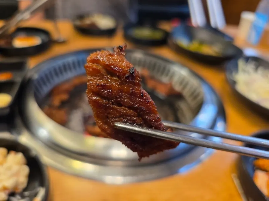 노릇하게 윤기 도는 다 구워진 돼지갈비