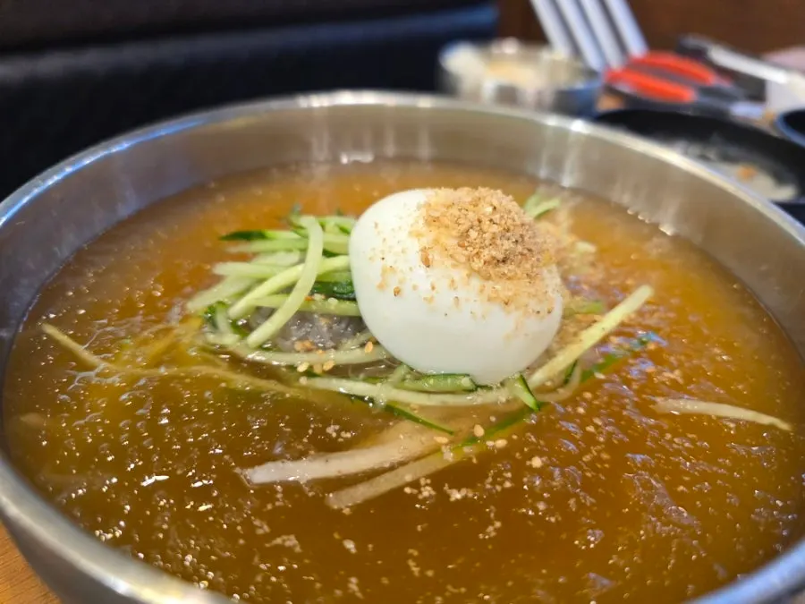 물냉면 면과 양념갈비 한 점