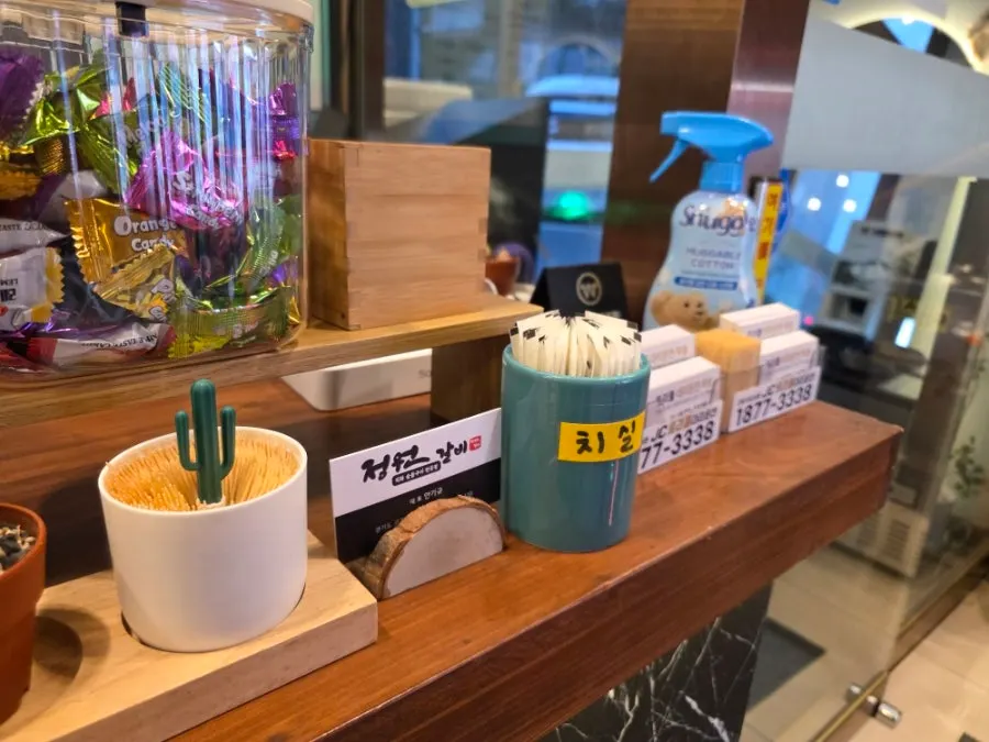 테이블에 준비된 이쑤시개와 치실