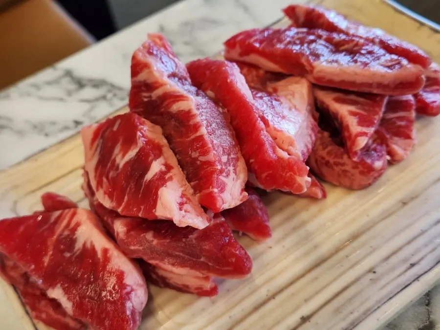 Raw sogalbisal with clear marbling