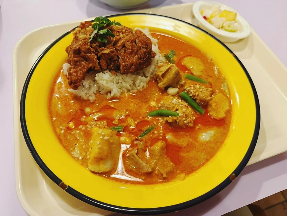 레드커리에 치킨 커틀릿을 올린 접시