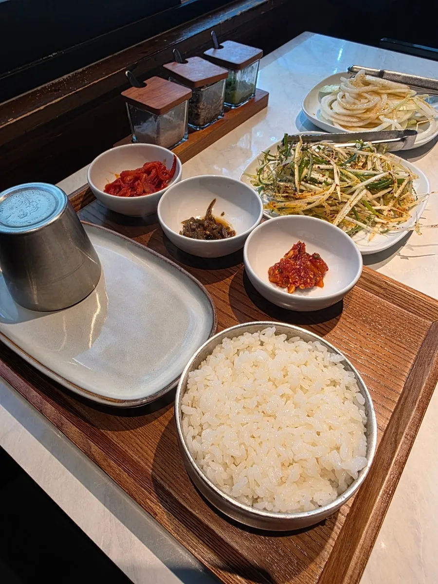 점심 특선과 점심 식사 메뉴 안내판