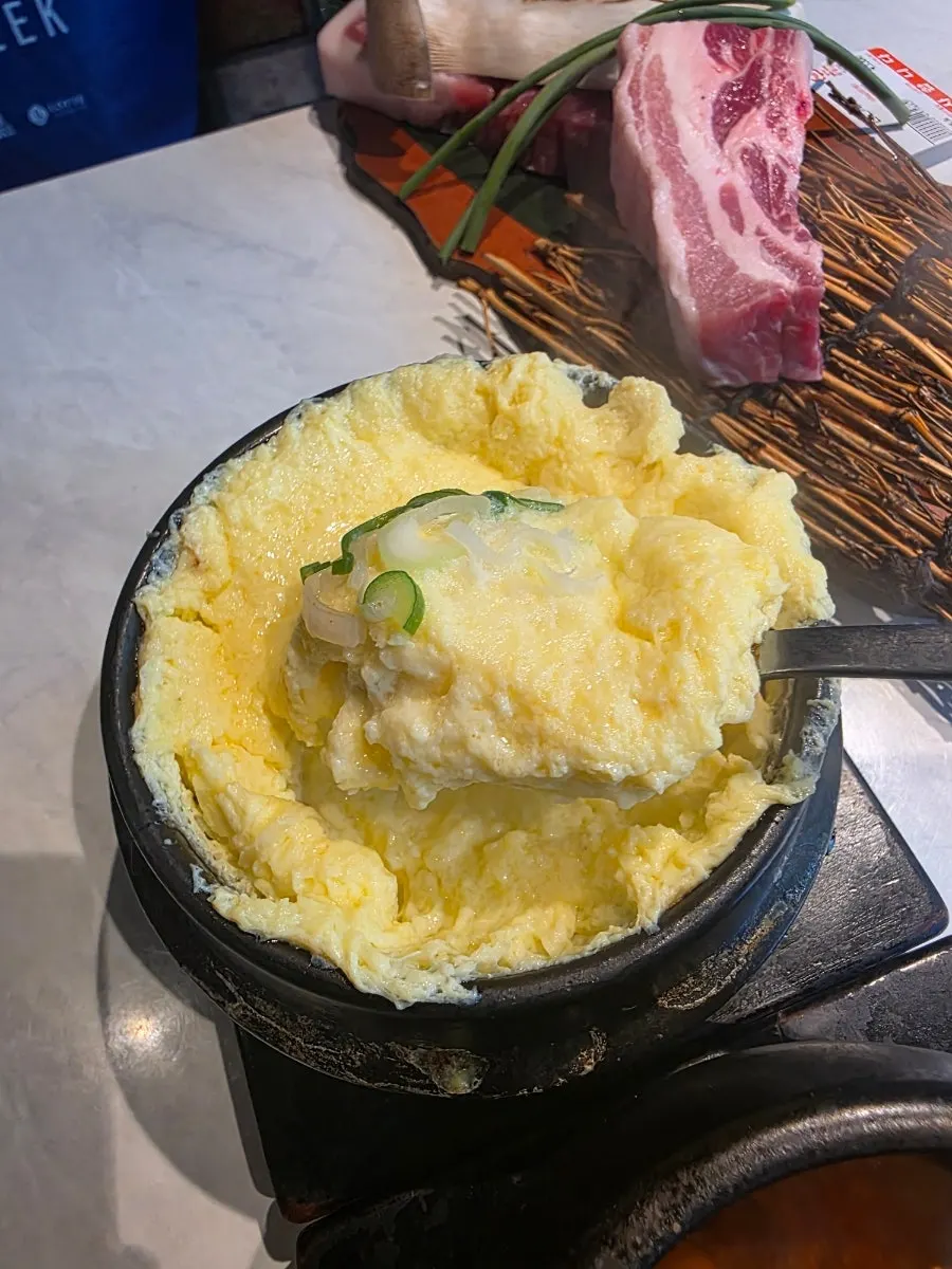 불판 위에 올려진 생갈비