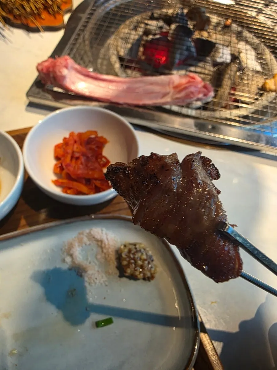 숯불에 익어가는 삼겹살과 목살